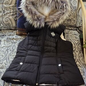 Women's Black Puffer Vest with Faux Fur Trim